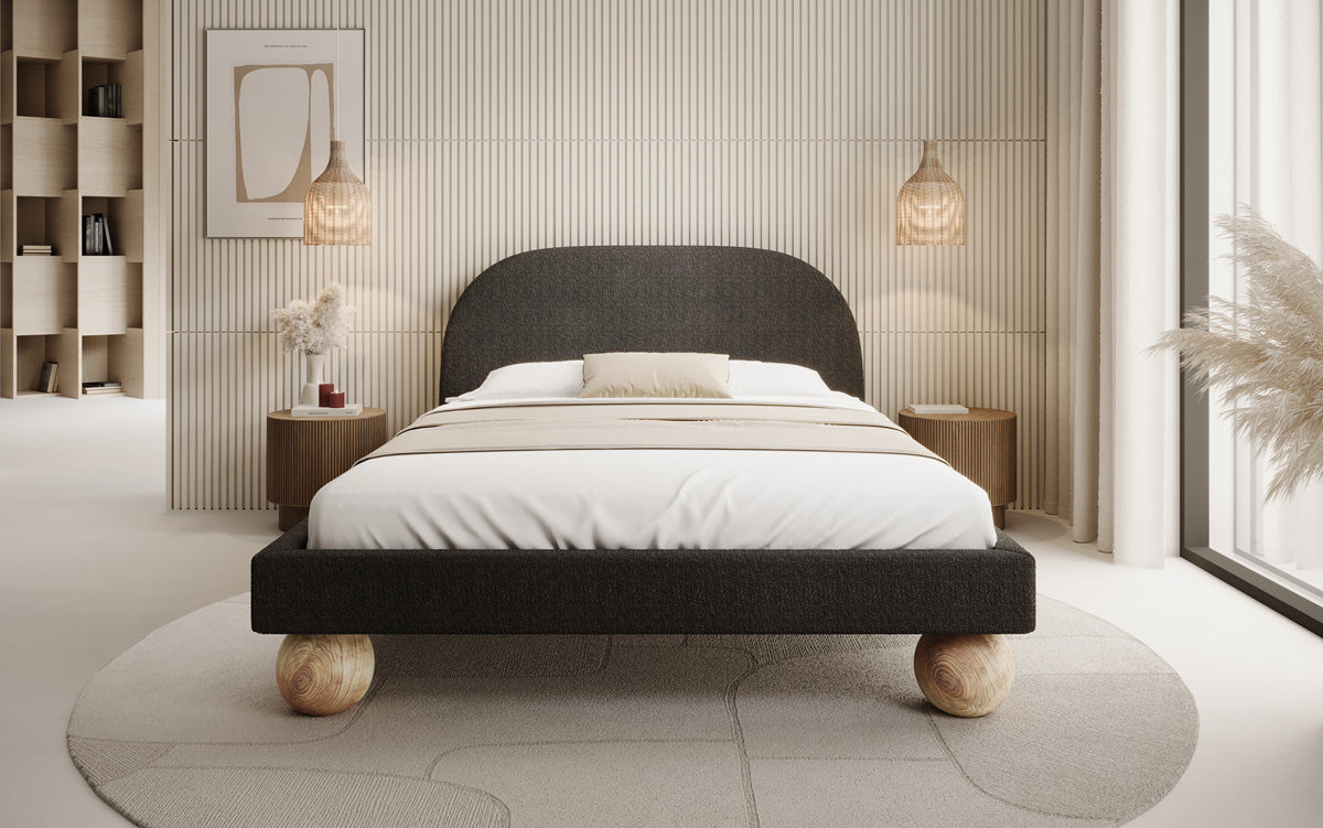 Lit design Milo en bouclé avec pieds en bois ronds