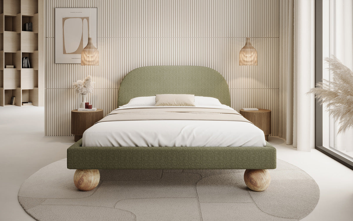 Lit design Milo en bouclé avec pieds en bois ronds