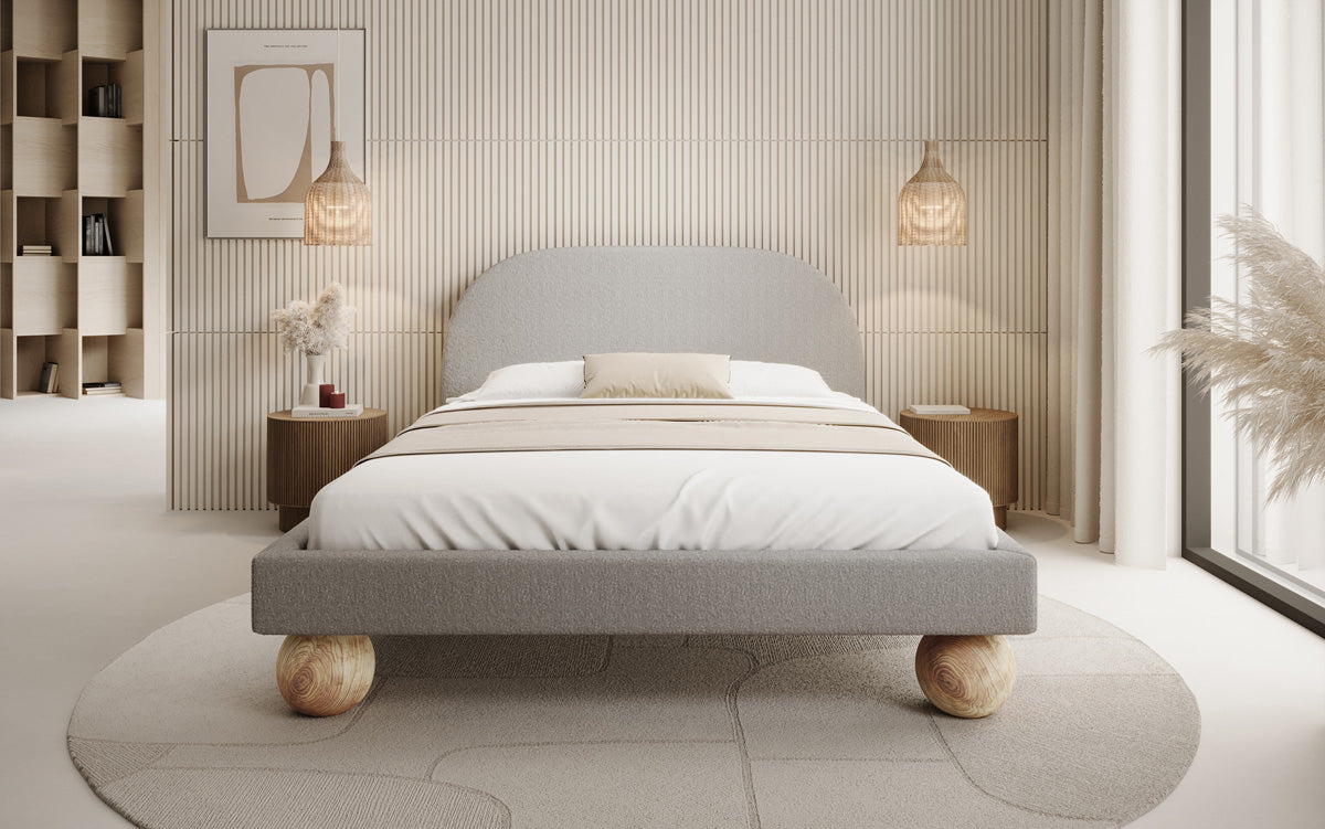 Lit design Milo en bouclé avec pieds en bois ronds