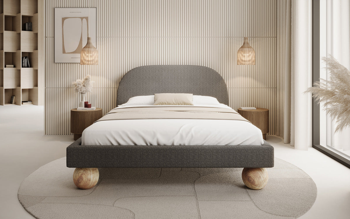 Lit design Milo en bouclé avec pieds en bois ronds