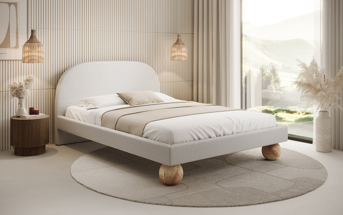 Lit design Milo en bouclé avec pieds en bois ronds