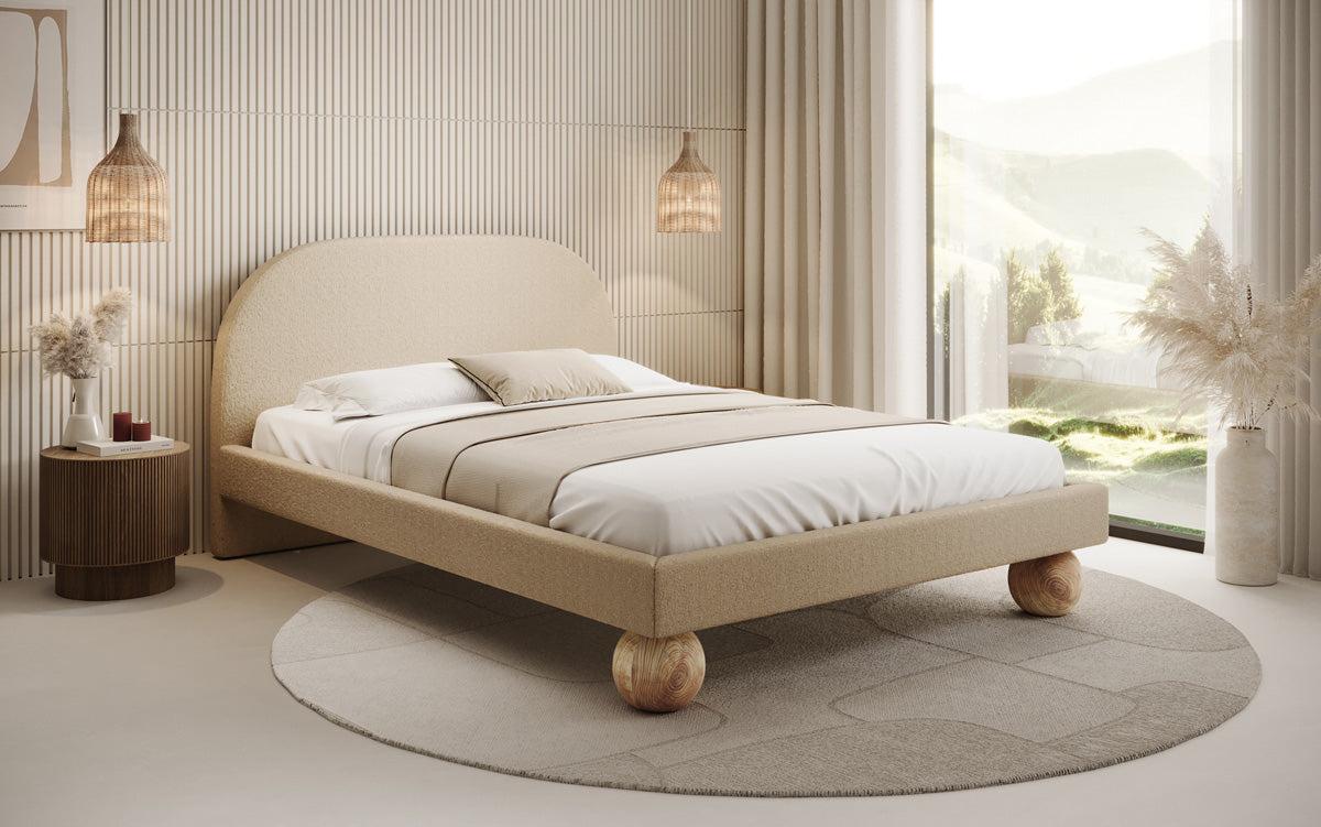 Lit design Milo en bouclé avec pieds en bois ronds