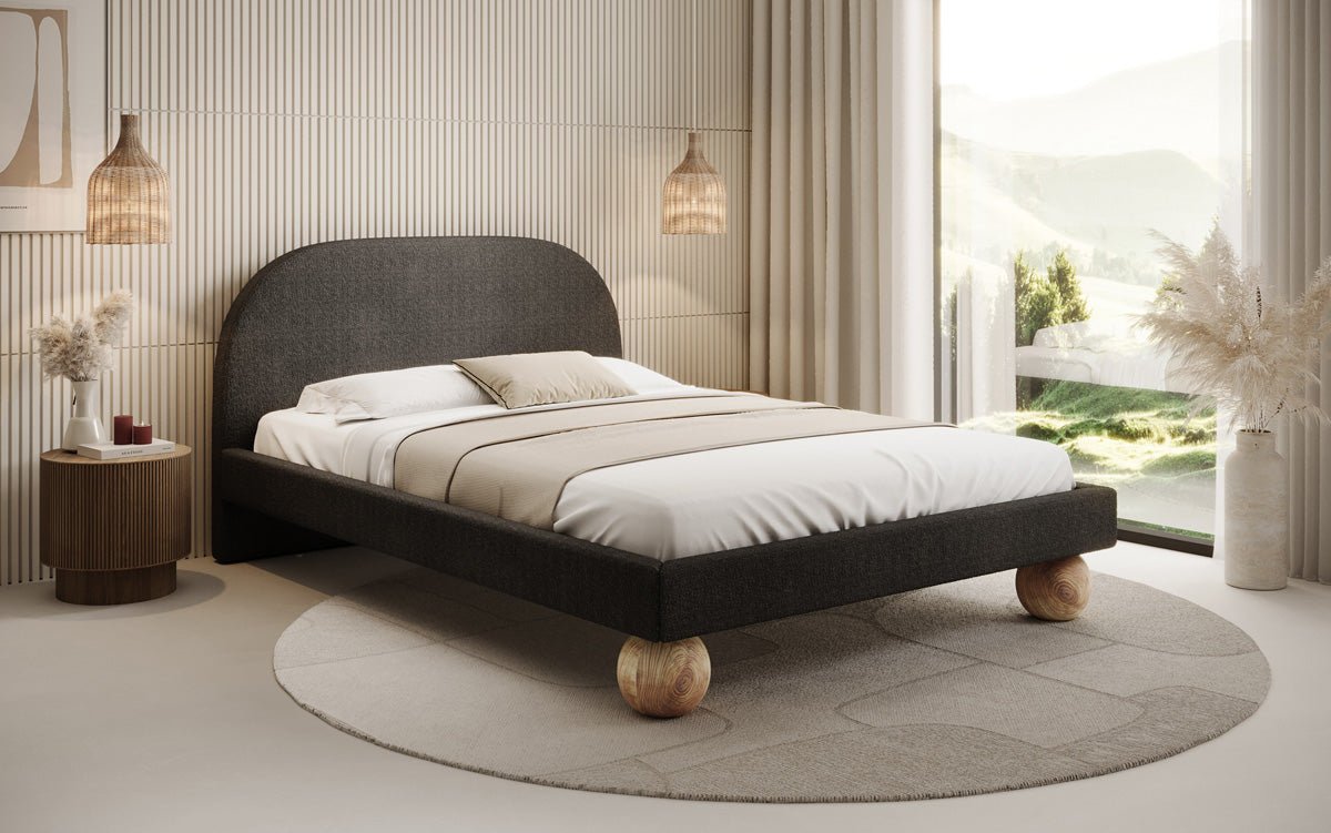 Designer Polsterbett Milo in Bouclé mit runden Holzfüßen