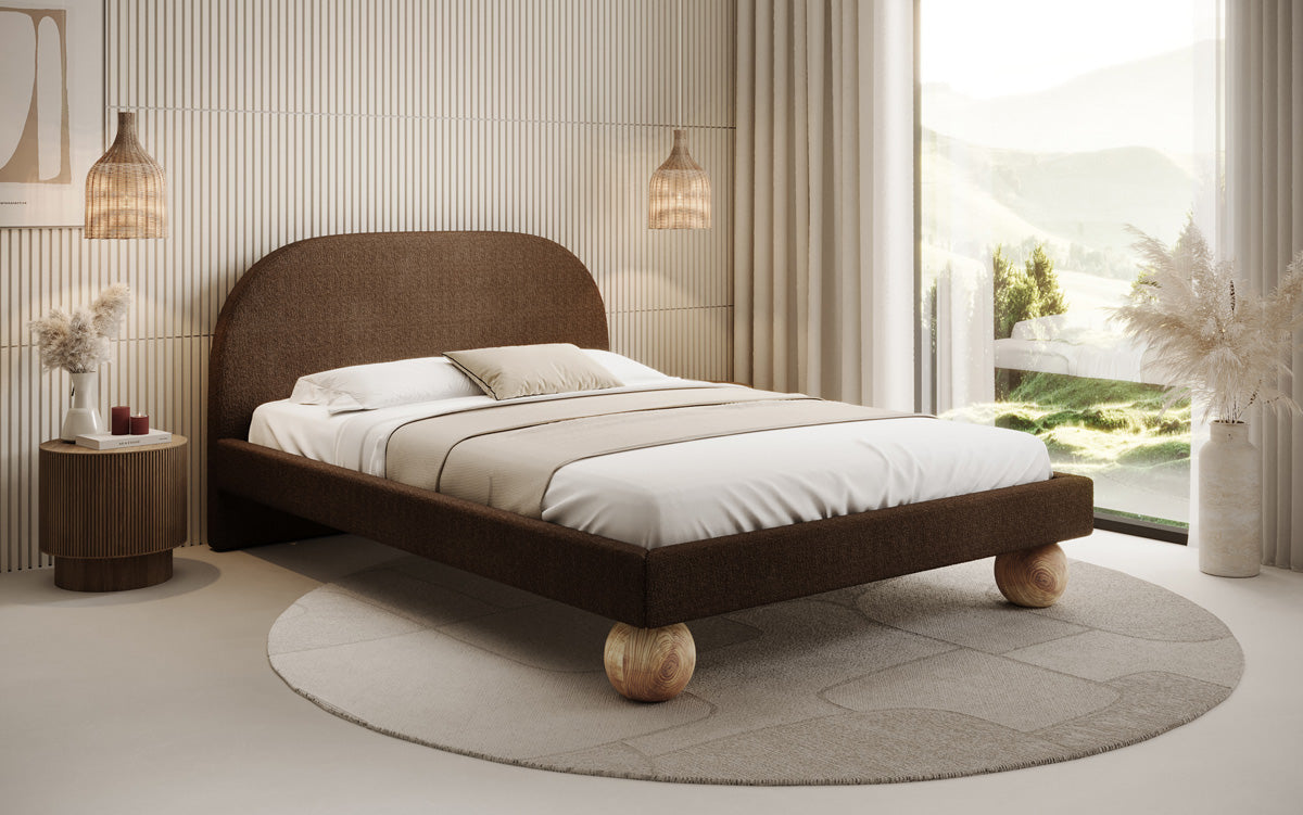 Lit design Milo en bouclé avec pieds en bois ronds