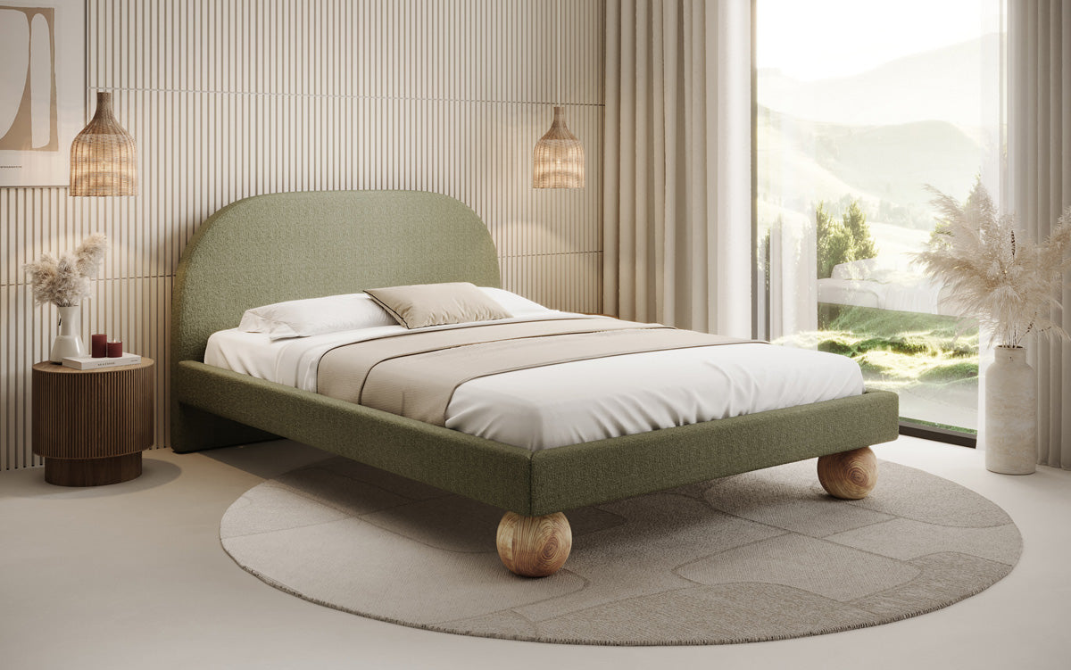 Lit design Milo en bouclé avec pieds en bois ronds