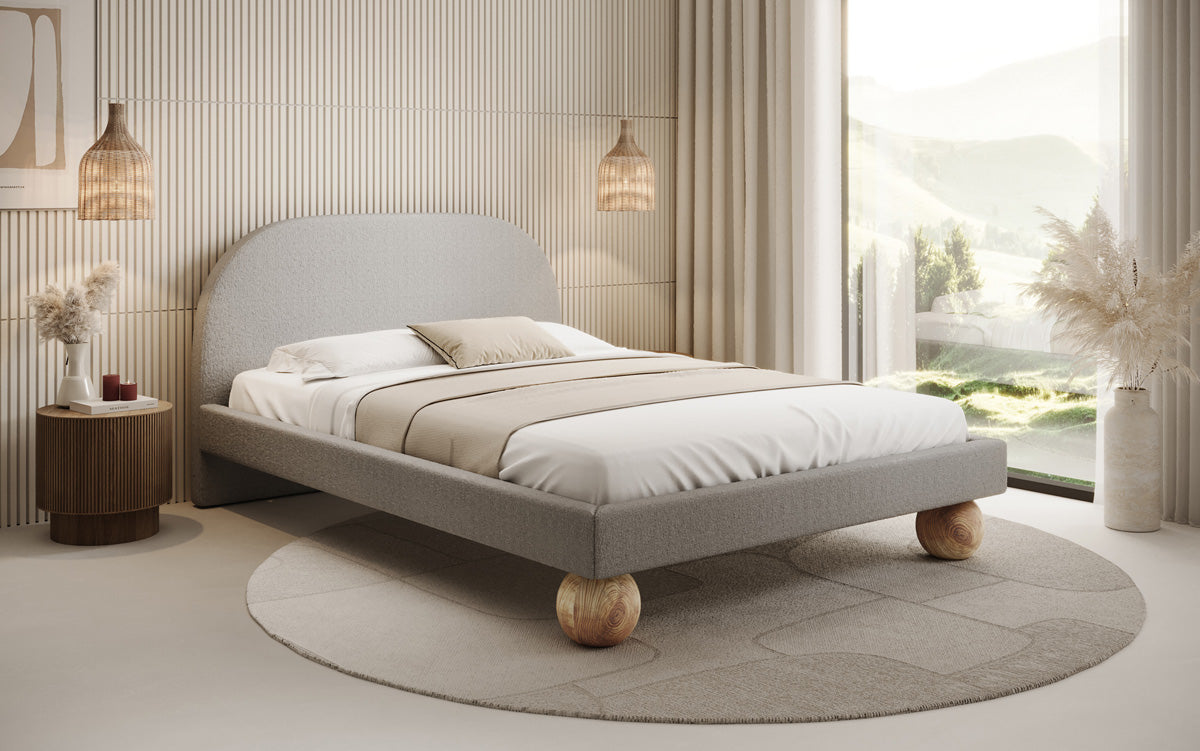 Lit design Milo en bouclé avec pieds en bois ronds