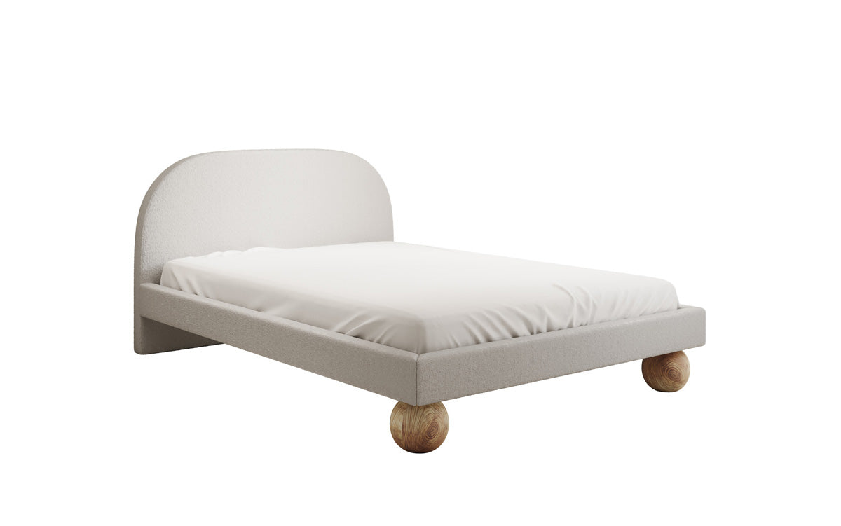 Lit design Milo en bouclé avec pieds en bois ronds