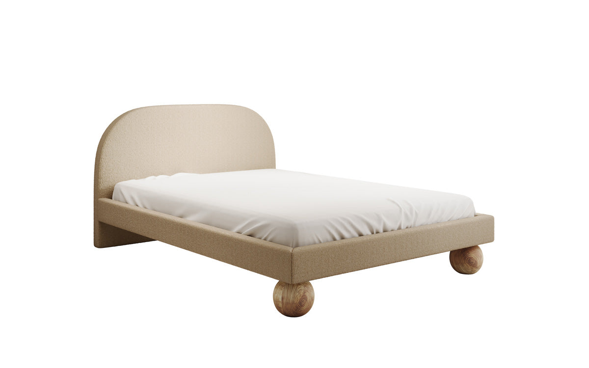 Lit design Milo en bouclé avec pieds en bois ronds