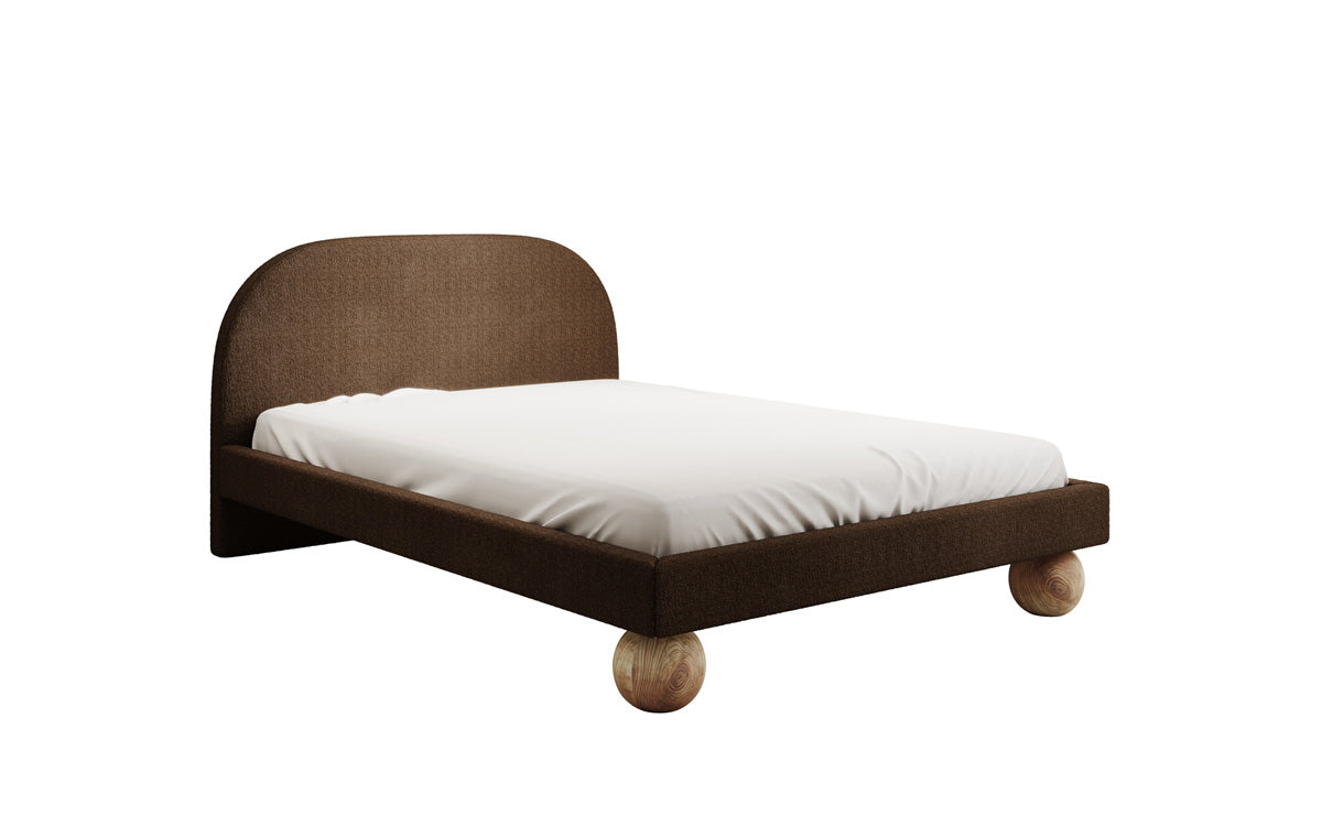 Lit design Milo en bouclé avec pieds en bois ronds
