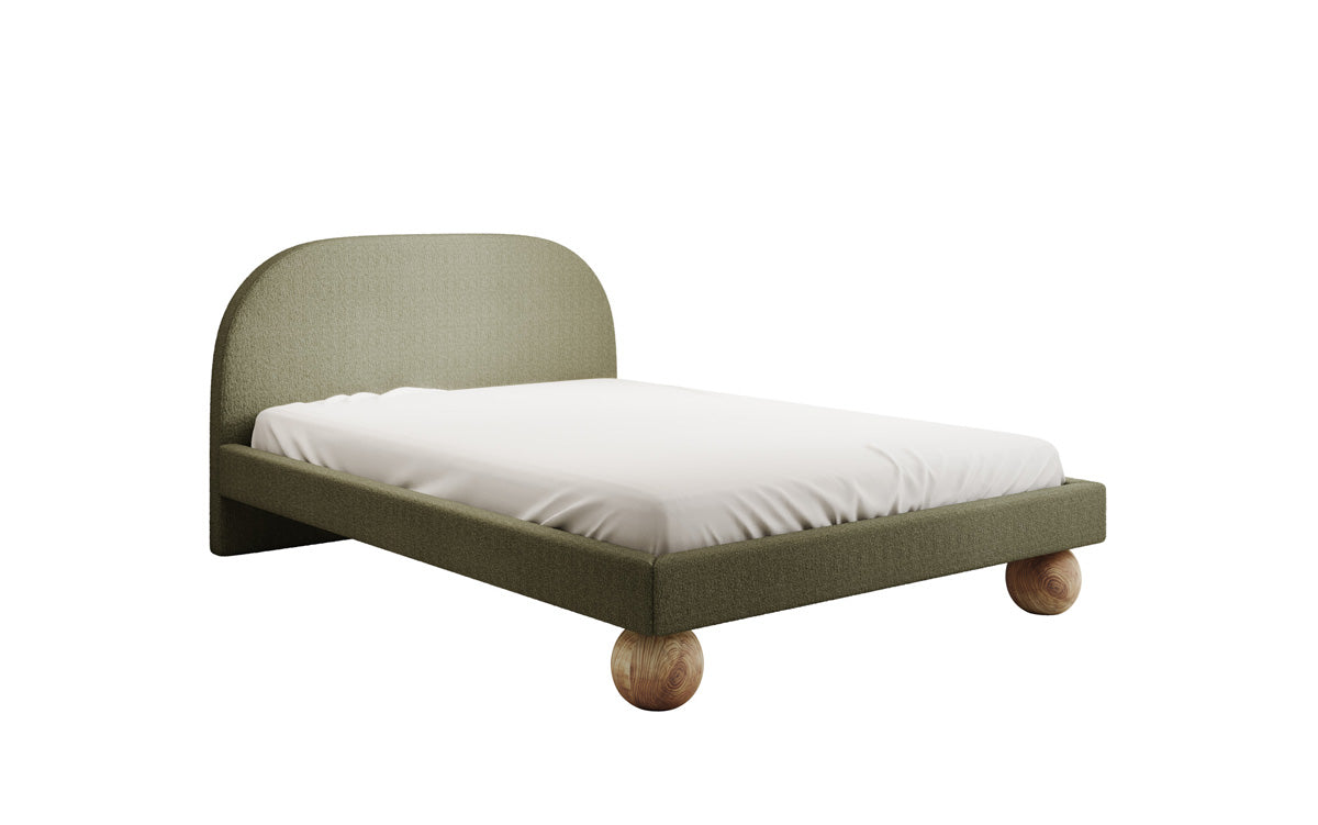 Lit design Milo en bouclé avec pieds en bois ronds