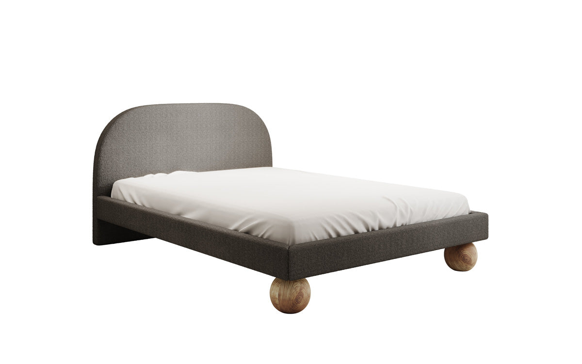 Lit design Milo en bouclé avec pieds en bois ronds