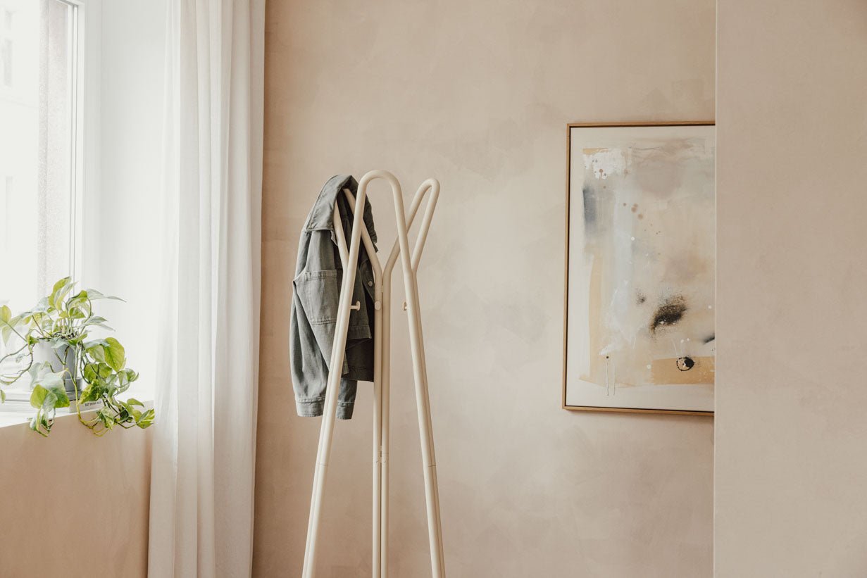 Garderob Charles – Minimalisteschen Dielestänn aus Stol