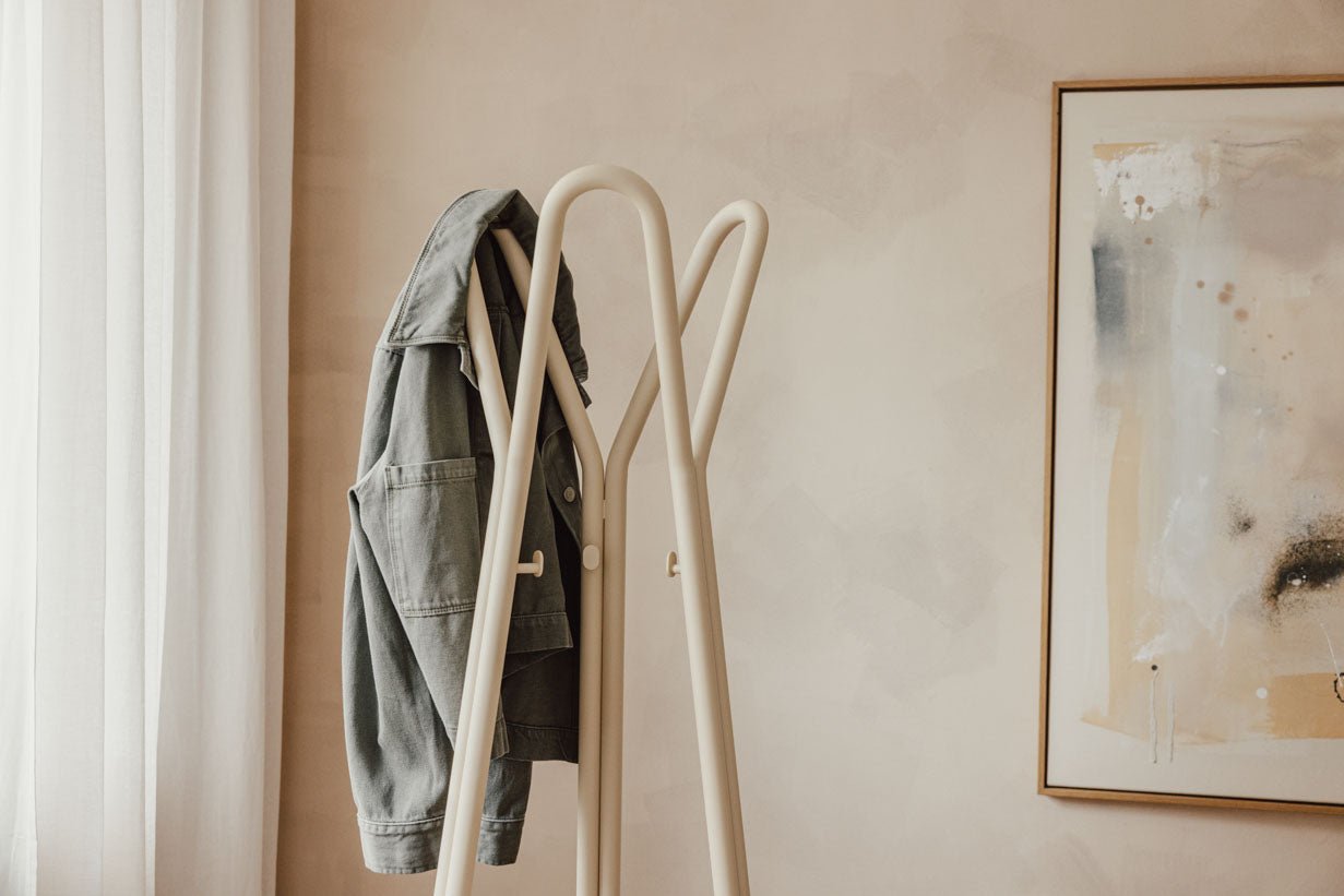 Garderob Charles – Minimalisteschen Dielestänn aus Stol