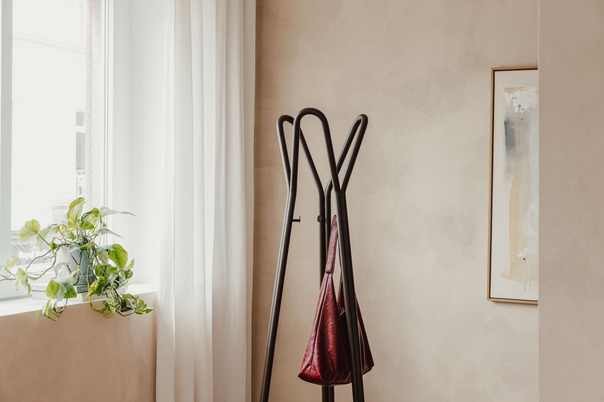 Garderob Charles – Minimalisteschen Dielestänn aus Stol