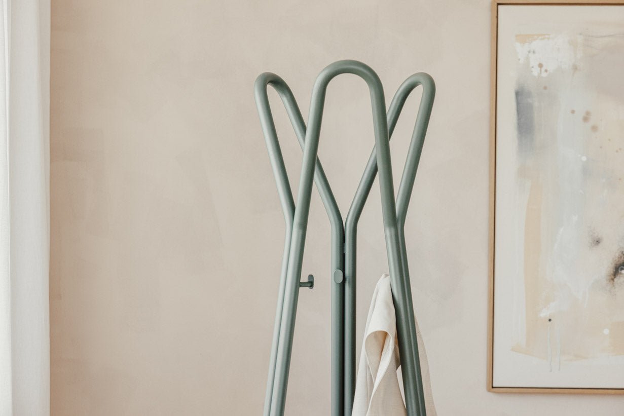 Garderob Charles – Minimalisteschen Dielestänn aus Stol