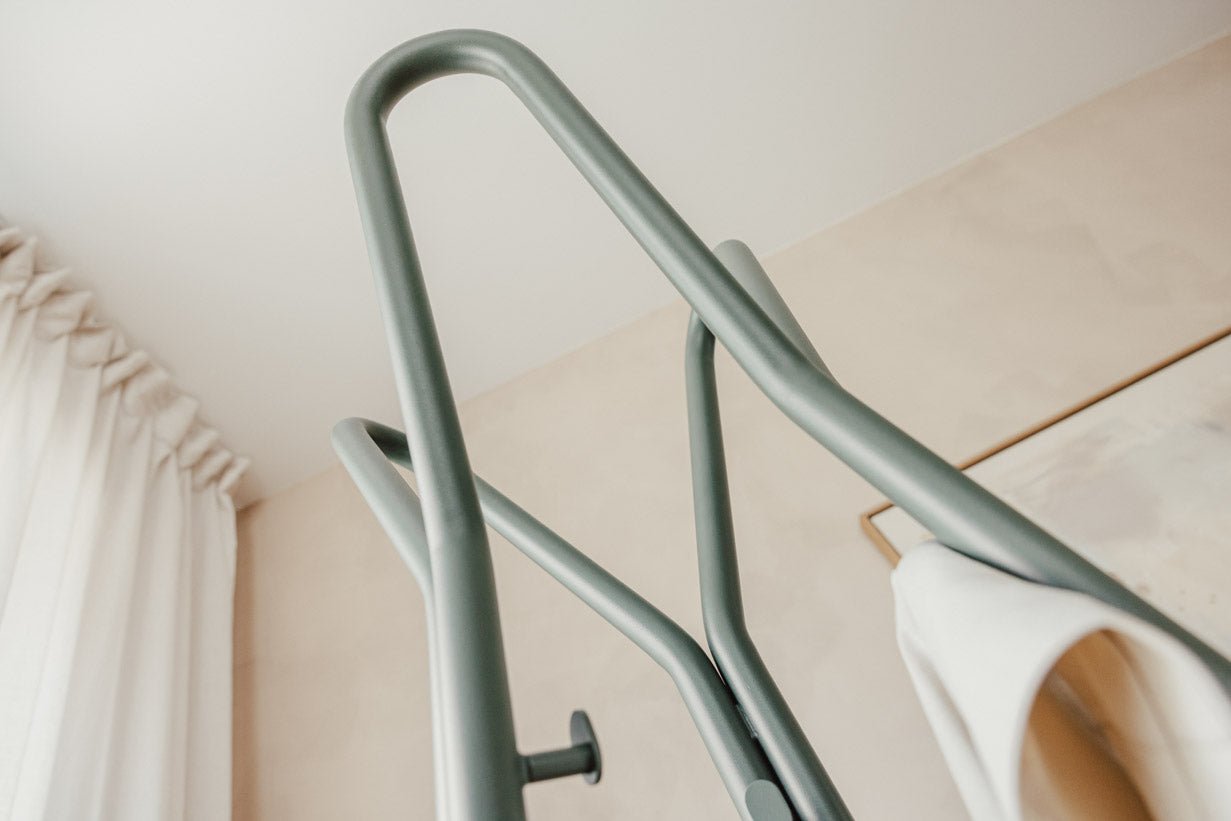 Garderob Charles – Minimalisteschen Dielestänn aus Stol