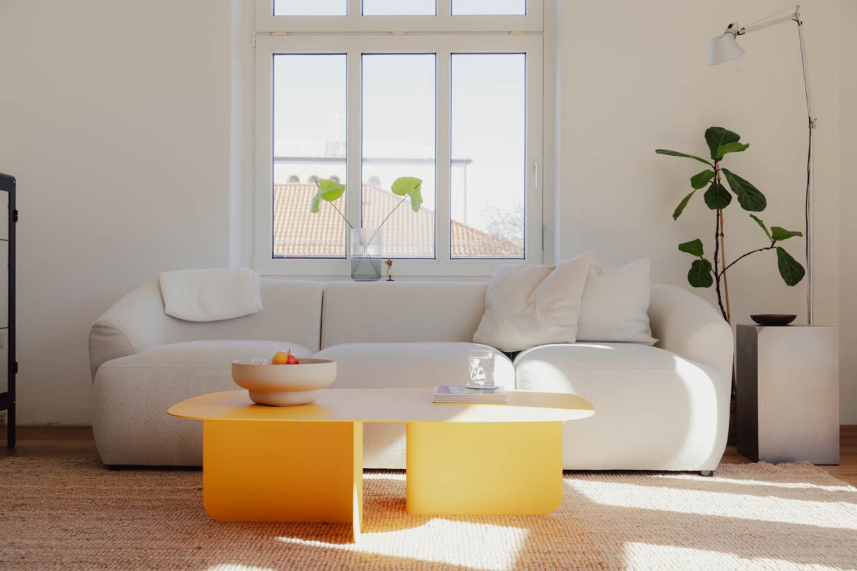 Couchtisch Livia – Japandi Design aus pulverbeschichtetem Blech