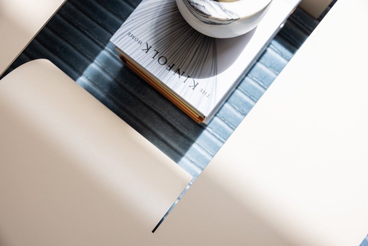 Couchtisch Cut – Minimalistisches Stahl-Design mit kreativer Öffnung