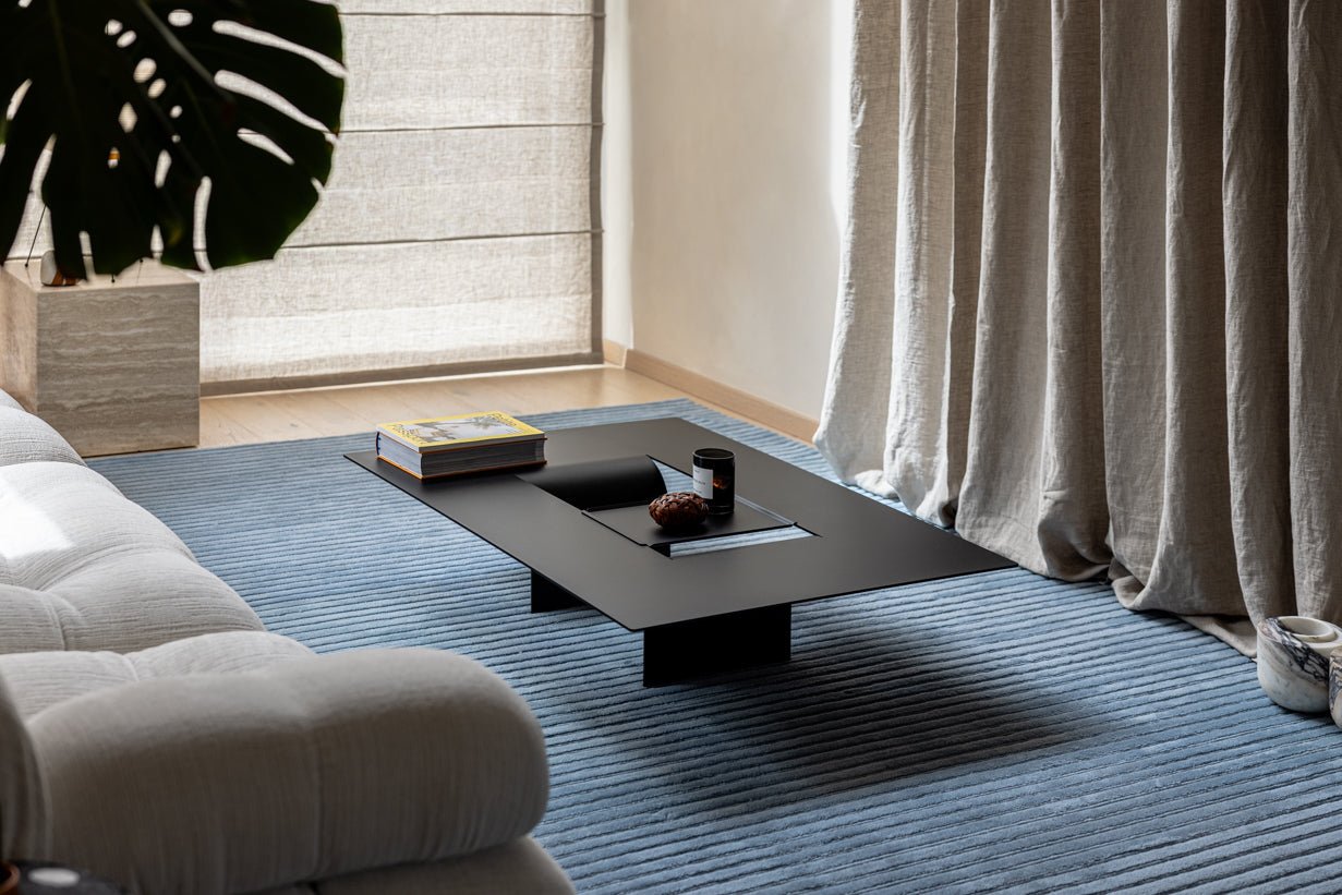 Couchtisch Cut – Minimalistesch Stol-Design mat kreativer Öffnung