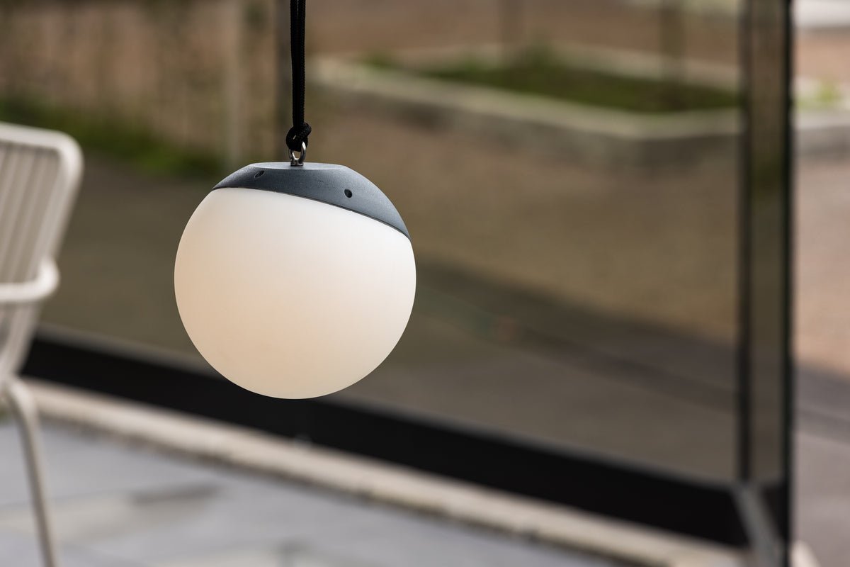 Outdoor-Pendelleuchte „Ilona" – batteriebetrieben aus Kunststoff in Schwarz-Weiß