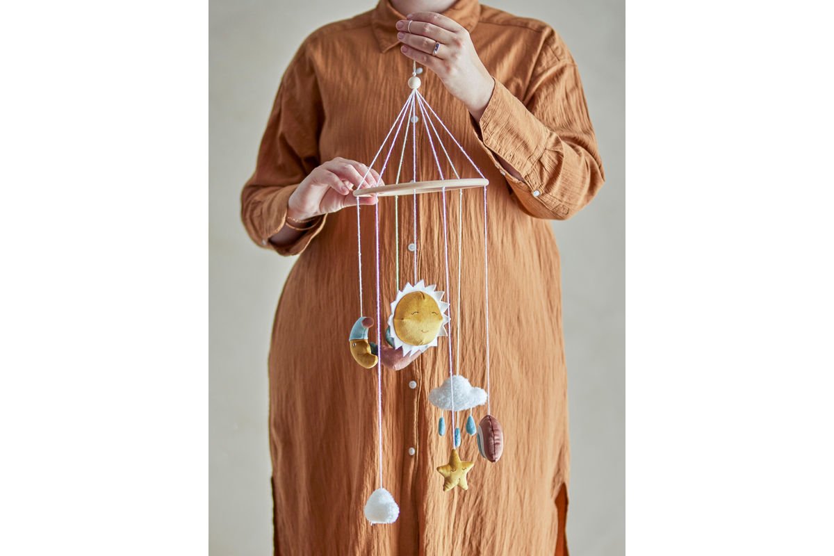 Mobile Luma – mëll Puppelches-Mobile mat Sonn, Mound & Wolleken