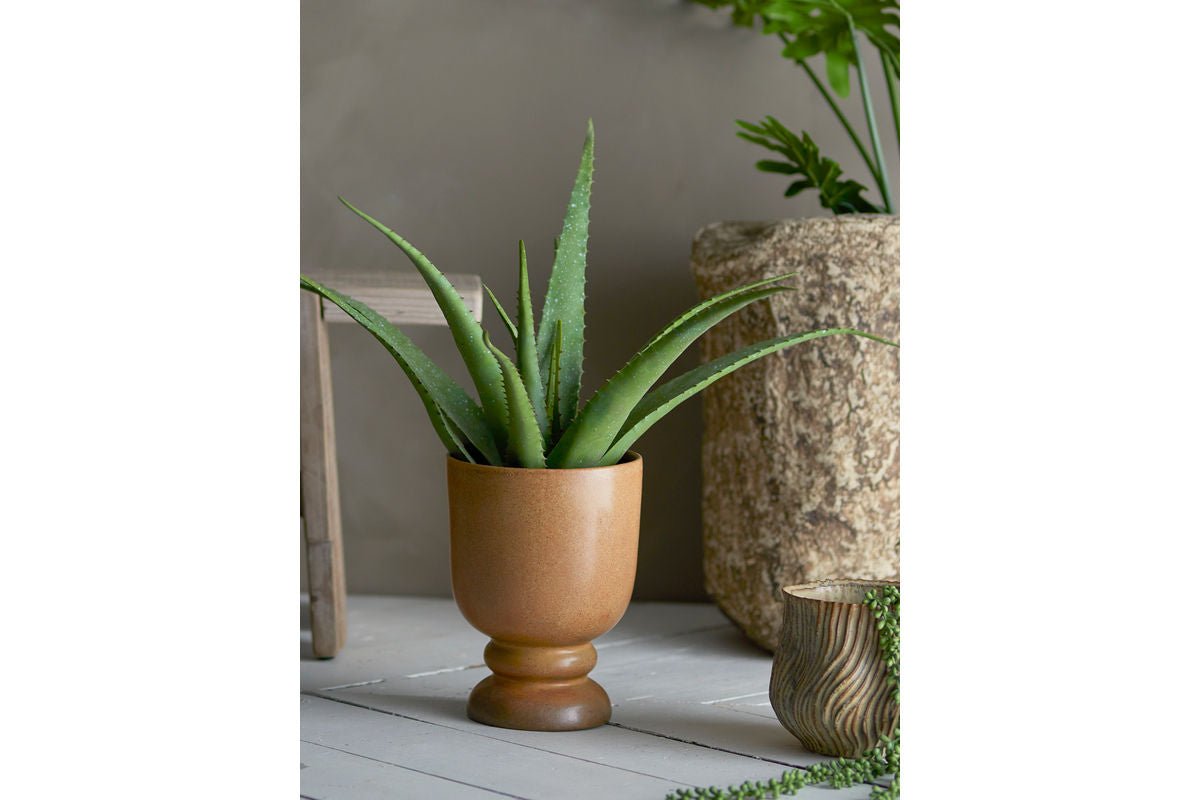 Blumentopf Avelin – Erhöhter Steinguttopf in warmem Braun