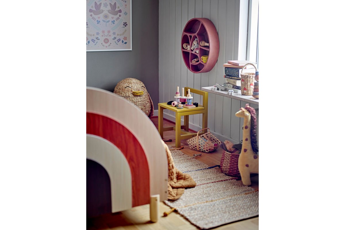 Regal Pami – organescht Mauerregal an Rout fir d'Kannerzëmmer