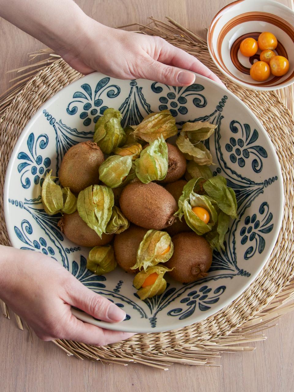 Schossel Riona – Steingutt mat handgemaaltem Muster