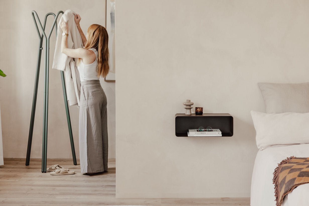 Nachttisch Nelio – Hängendes Design mit Kabeldurchführung