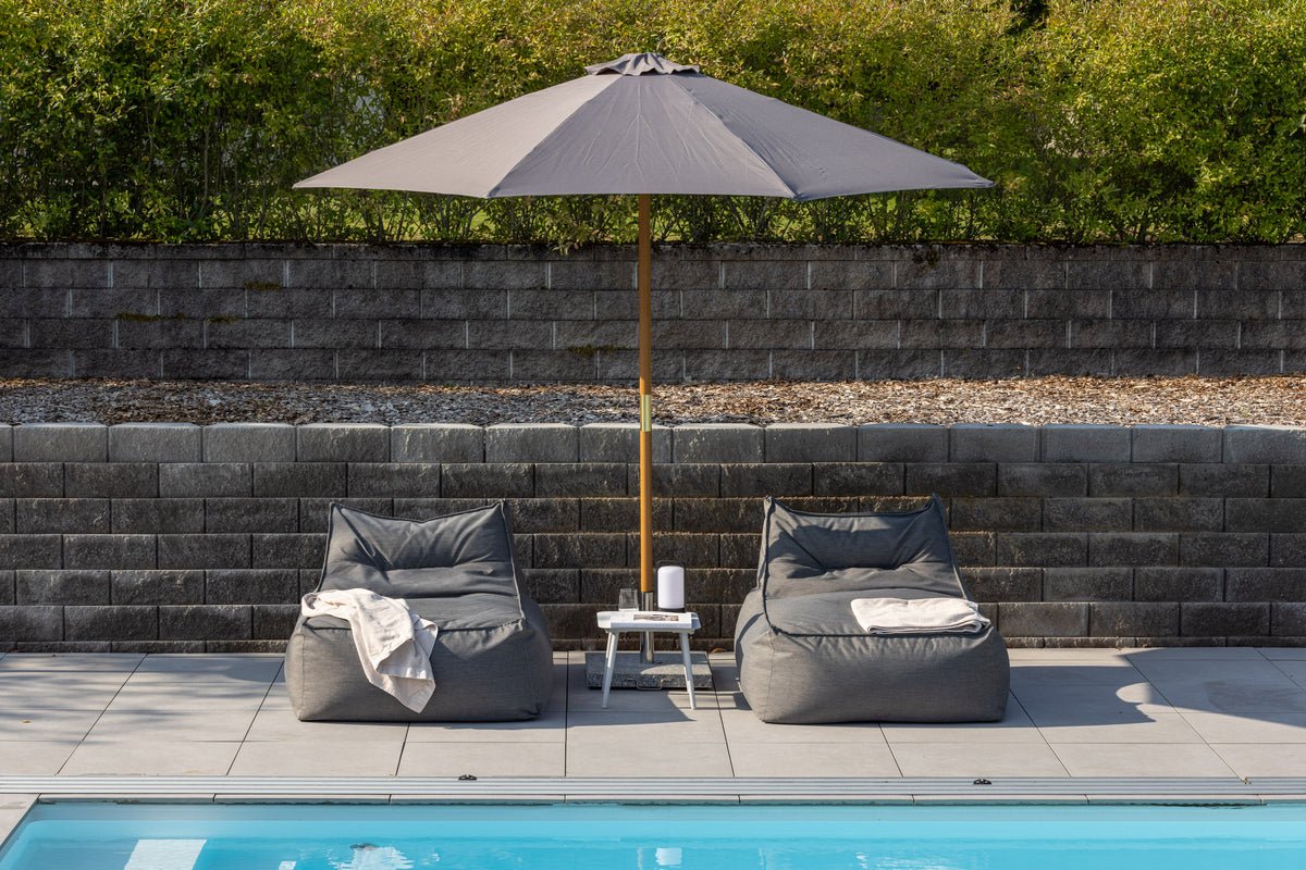 Parasol Frida – Ø300 cm en Gris avec structure en bois de hêtre