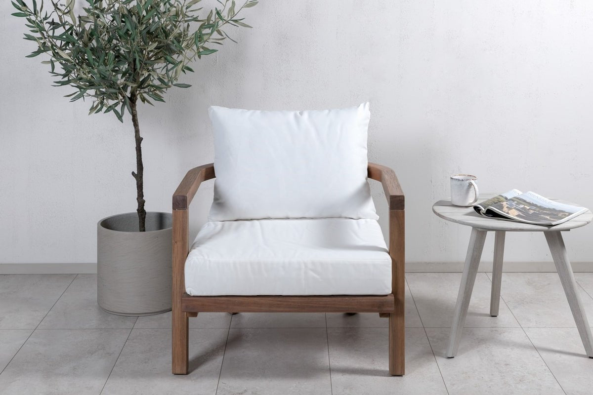 Fauteuil Robin - en acacia brun avec coussins blancs