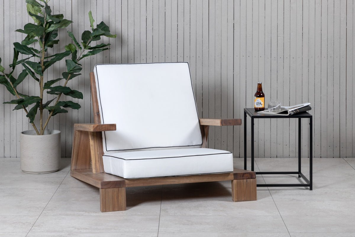 Fauteuil lounge de jardin Daria - en bois d'acacia avec coussins blancs