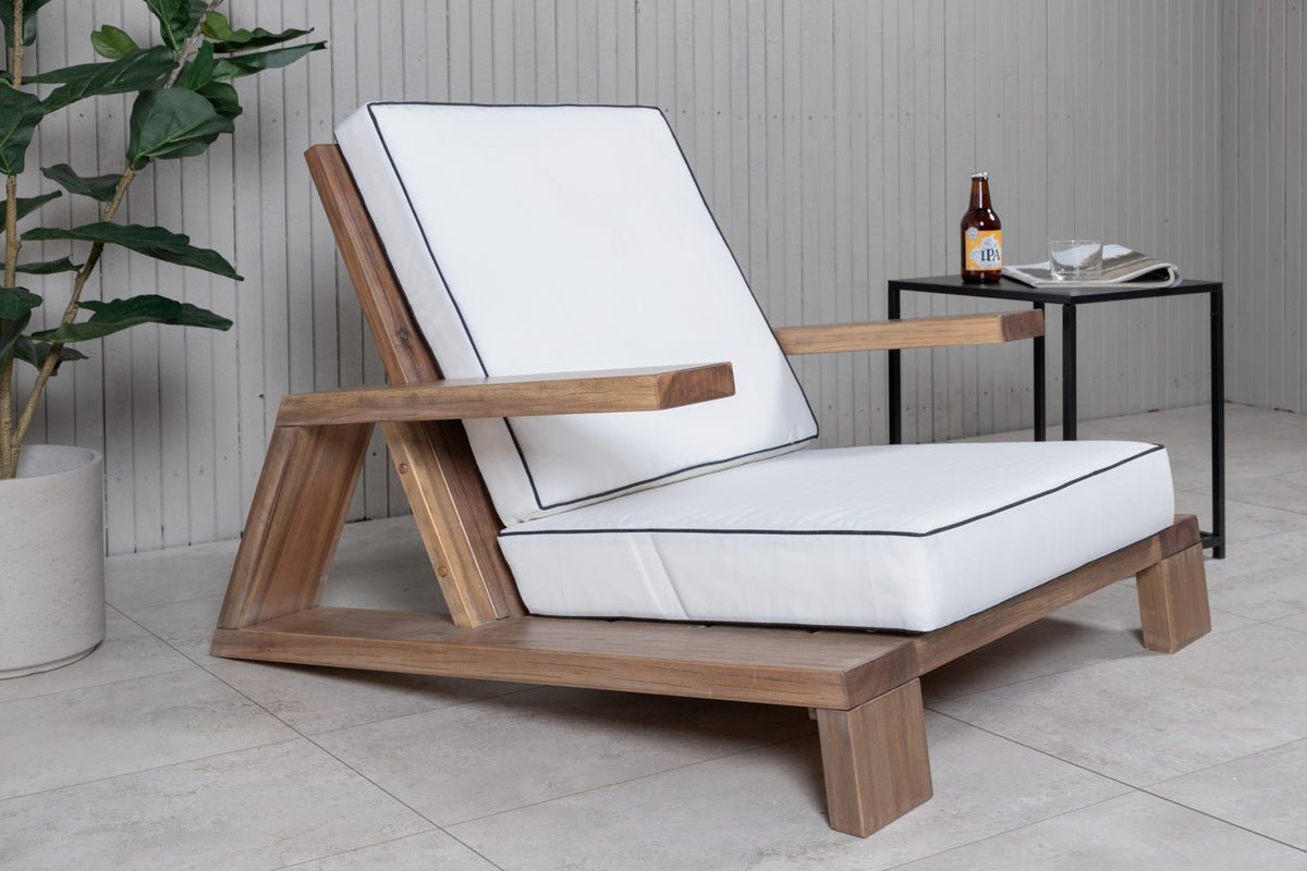 Fauteuil lounge de jardin Daria - en bois d'acacia avec coussins blancs