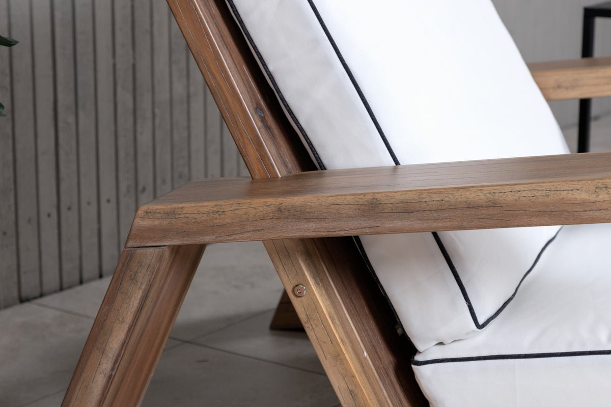 Fauteuil lounge de jardin Daria - en bois d'acacia avec coussins blancs