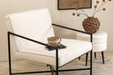 Fauteuil design Lundra – Chaise rembourrée en blanc cassé avec structure métallique noire