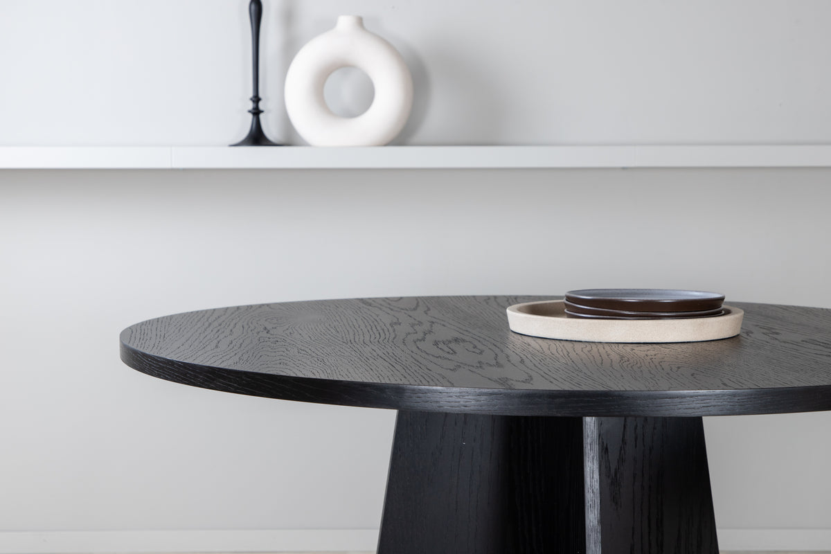 Dining Table Talia - a round table in modern design