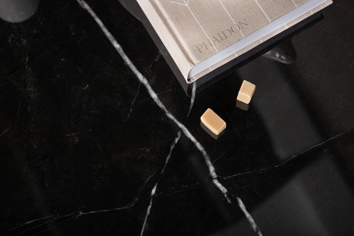 Couchtisch Tango - mat Dëschplack aus Marmorglas