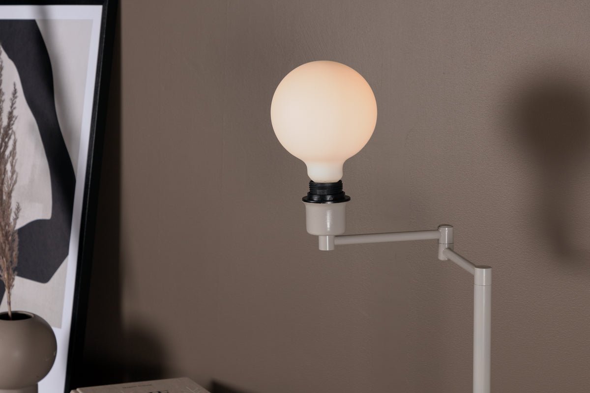 Stehlamp „Alice“ – Modern an kloer fir entspaant Momenter
