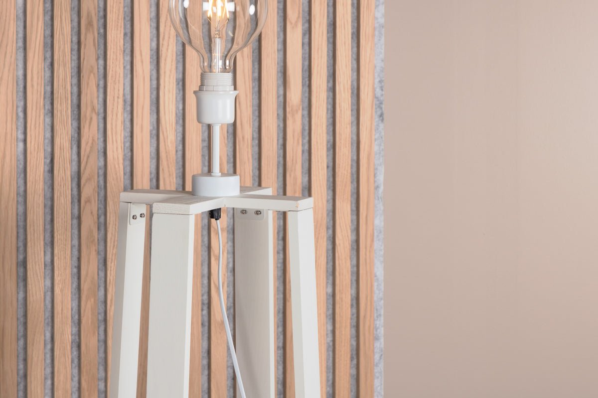 Stehlamp „Paris“ – zäitlos Eleganz mat Holzbeen a liichtem Schirm