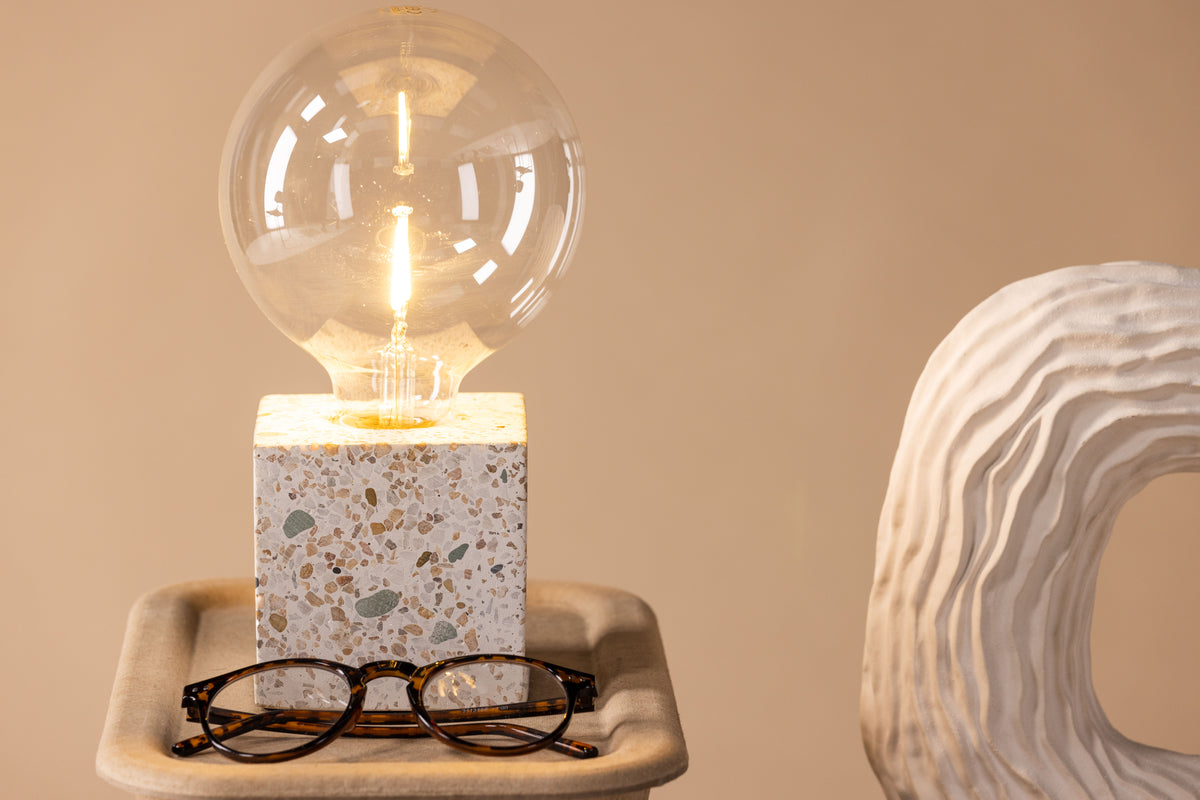 Dëschlampe „Ricardo“ – Nordescht Design mat Terrazzo-Foussstéck an Würfelform