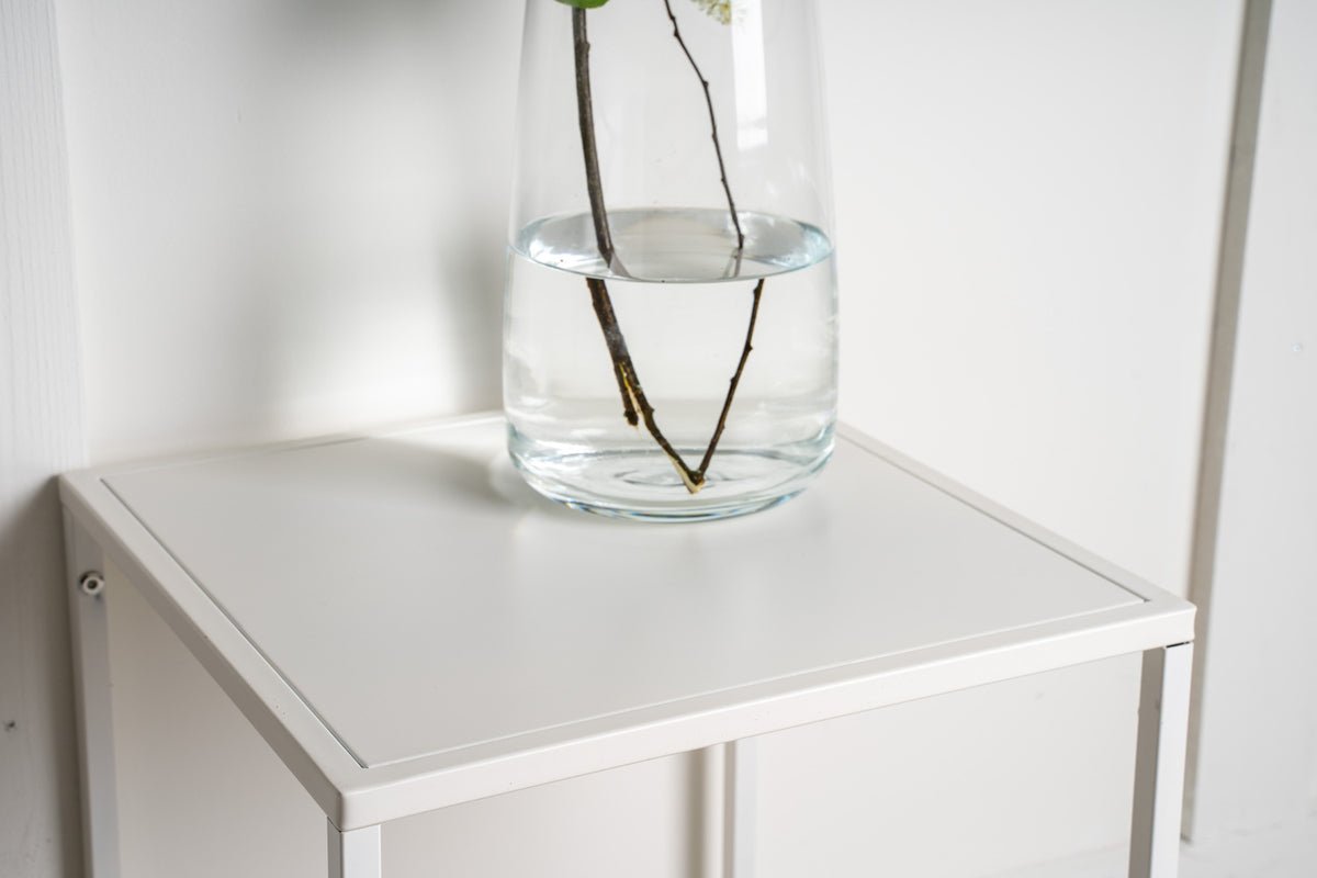 Table d'appoint Konsti – en deux tailles en Blanc & Noir