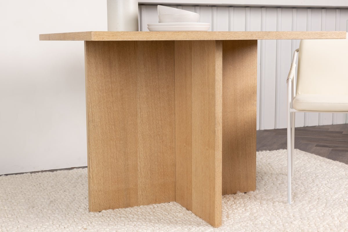 Table à manger Evania - allie charme classique et design moderne