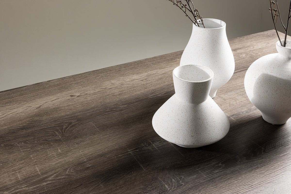 Table à manger Waka - les pieds en métal décoratifs apportent une touche élégante