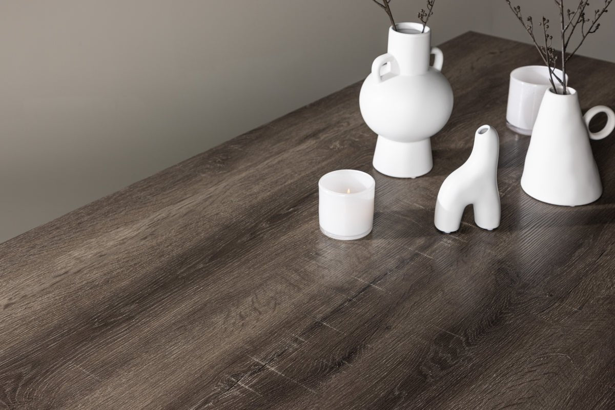 Table à manger Waka - les pieds en métal décoratifs apportent une touche élégante