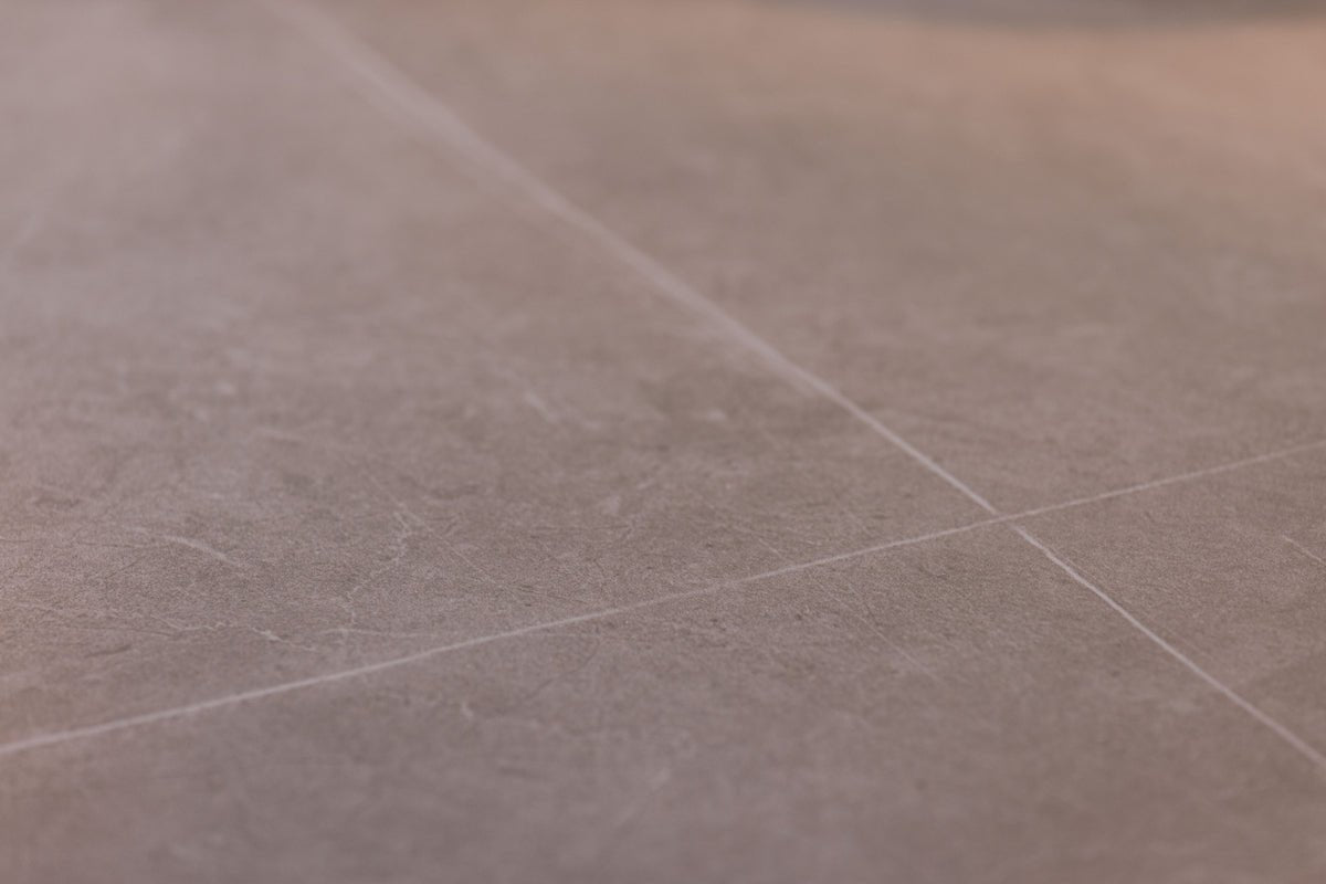 Dining table Tahiri – a round dining table with luxurious character and natural elegance