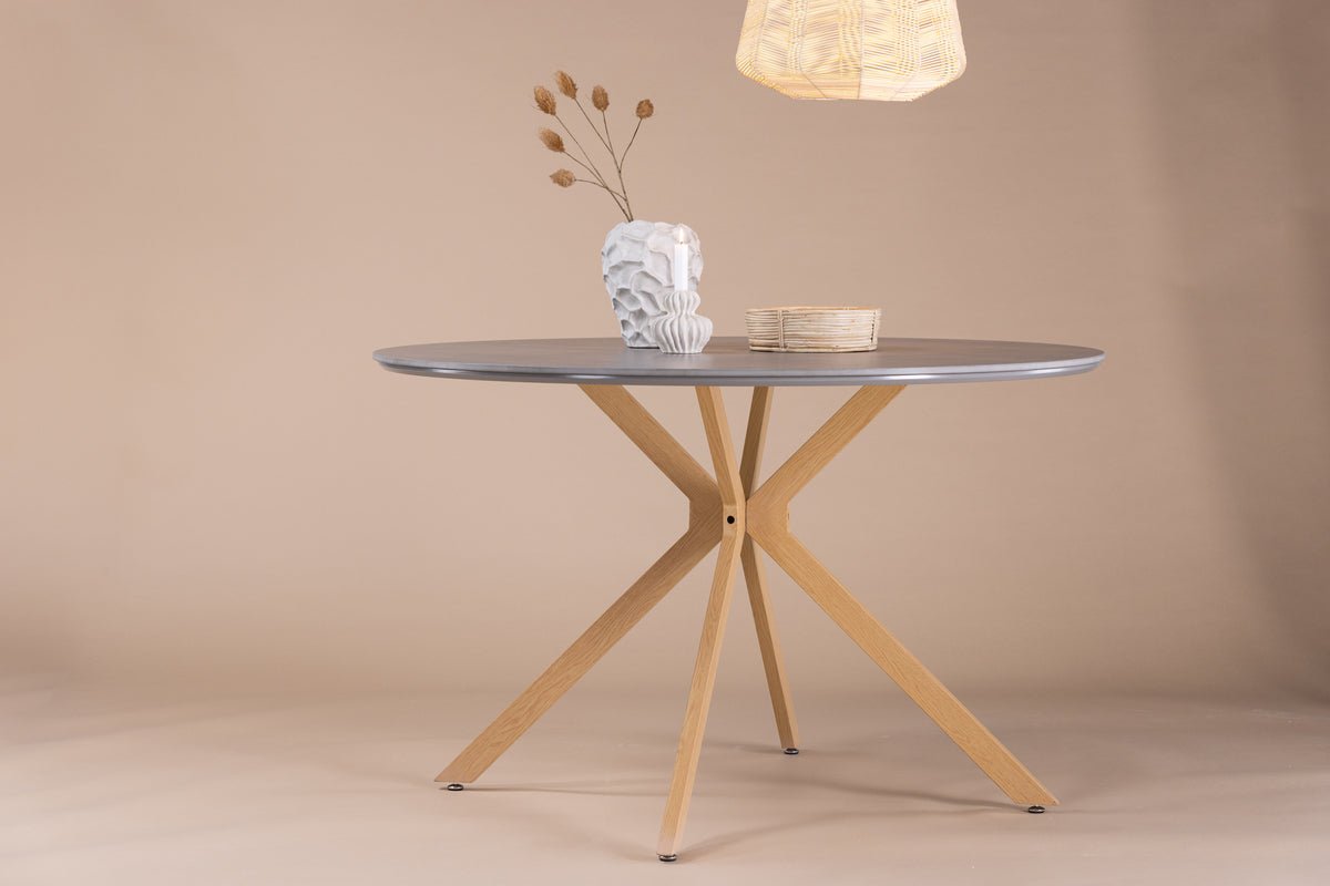 Dining table Tahiri – a round dining table with luxurious character and natural elegance