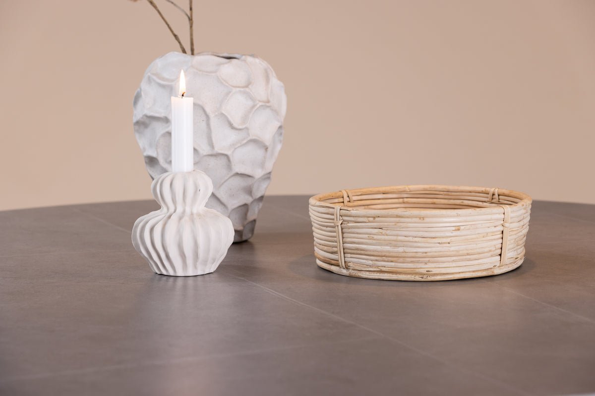 Dining table Tahiri – a round dining table with luxurious character and natural elegance