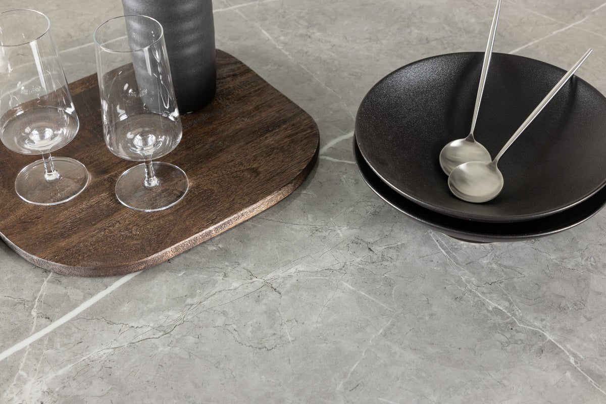 Table à manger Justin - table à manger ronde en bois de frêne moka avec plateau en verre