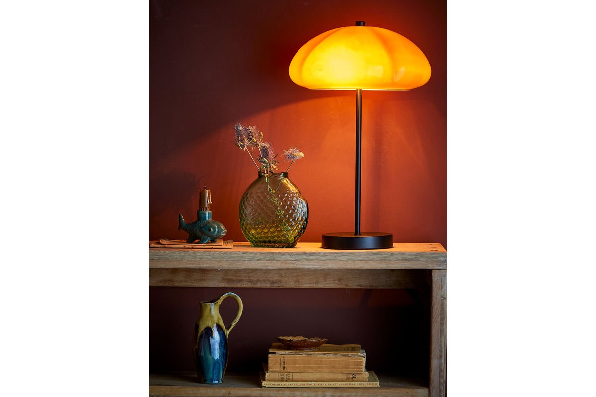 Lampe de table Solaro – Abat-jour en verre incurvé de couleur jaune chaud