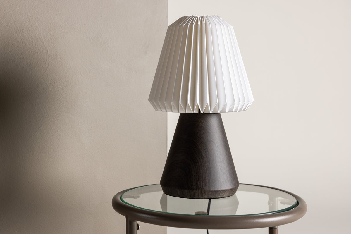 Lampe de table « Nordlys » – Abat-jour pliable & pied conique en bois en noyer ou noir